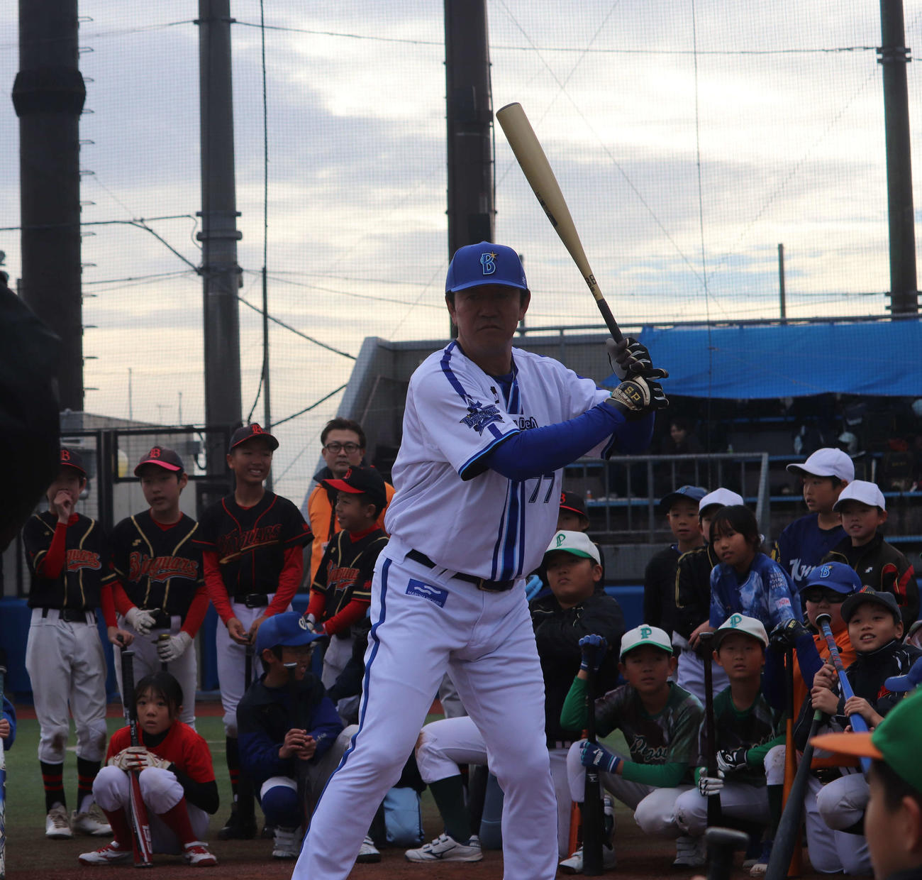野球教室でロングティーを披露したDeNA鈴木2軍打撃育成コーチ兼巡回打撃育成コーチ補佐（撮影・小早川宗一郎）