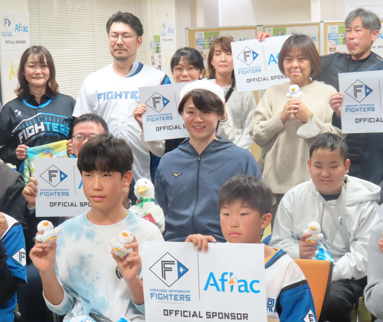アフラックペアレンツハウス亀戸を訪問した日本ハム山崎（中央）（撮影・北村健龍）