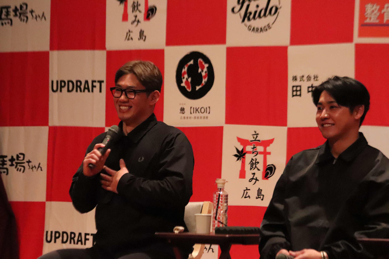 トークショーに参加した広島中村奨成外野手（左、右は久保修外野手）（撮影・前原淳）＝2025年12月20日、広島市内