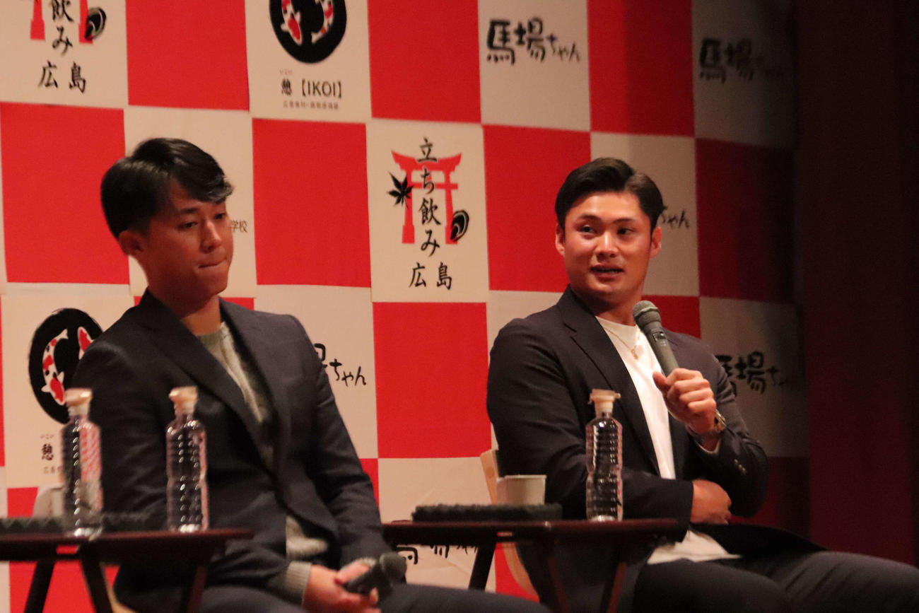 トークショーに参加した広島田村俊介外野手（右、左は佐々木泰内野手）（撮影・前原淳）＝2025年12月20日、広島市内