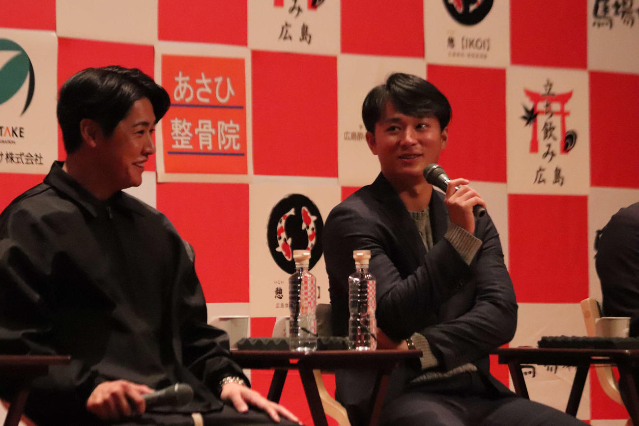トークショーに参加した広島佐々木泰内野手。左は久保修外野手（撮影・前原淳）＝2025年12月20日、広島市内
