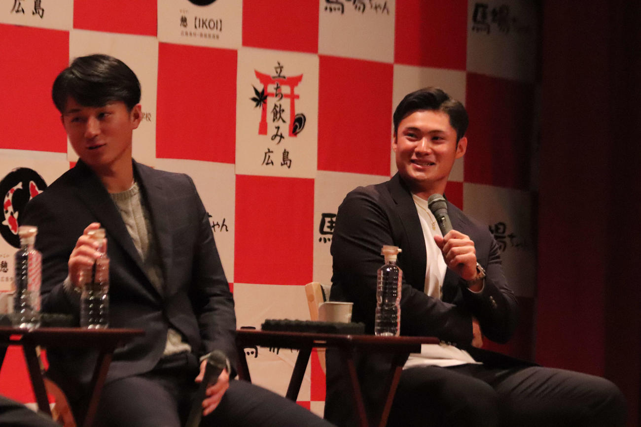 トークショーに参加した広島田村俊介外野手（右、左は佐々木泰内野手）（撮影・前原淳）＝2025年12月20日、広島市内