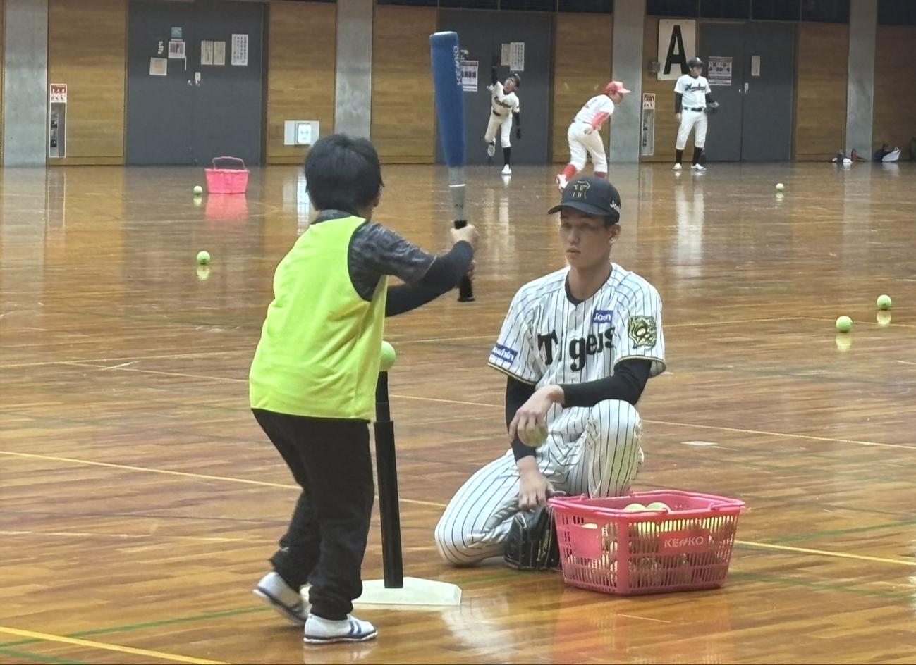 子どもたちの打撃練習を手伝う阪神今朝丸（撮影・塚本光）