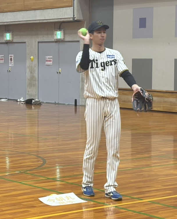 東大阪市主催、日本プロ野球選手会共催の「野球体験会」で、参加者の子どもたちとキャッチボールする阪神今朝丸（撮影・塚本光）