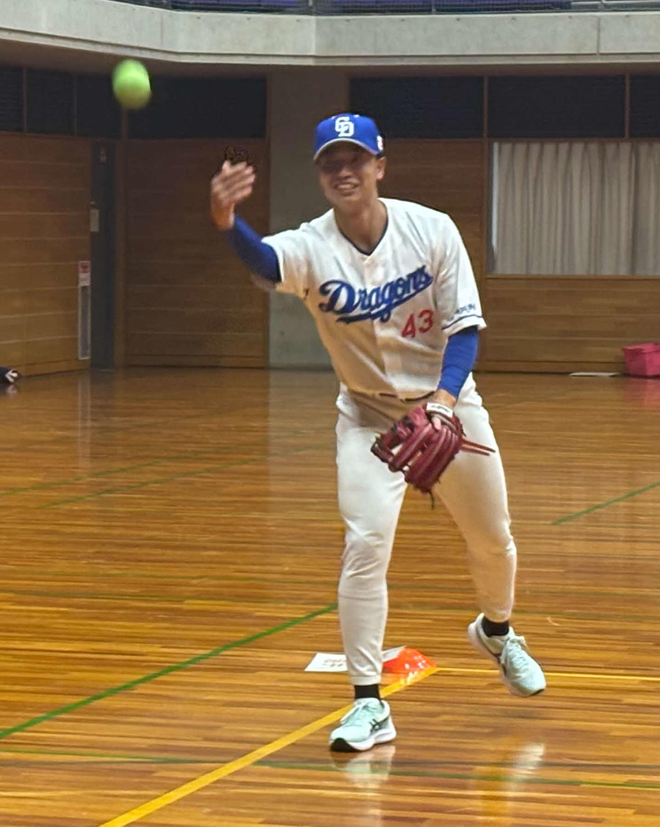 東大阪市主催、日本プロ野球選手会共催の「野球体験会」で、参加者の子どもたちとキャッチボールする中日味谷（撮影・塚本光）