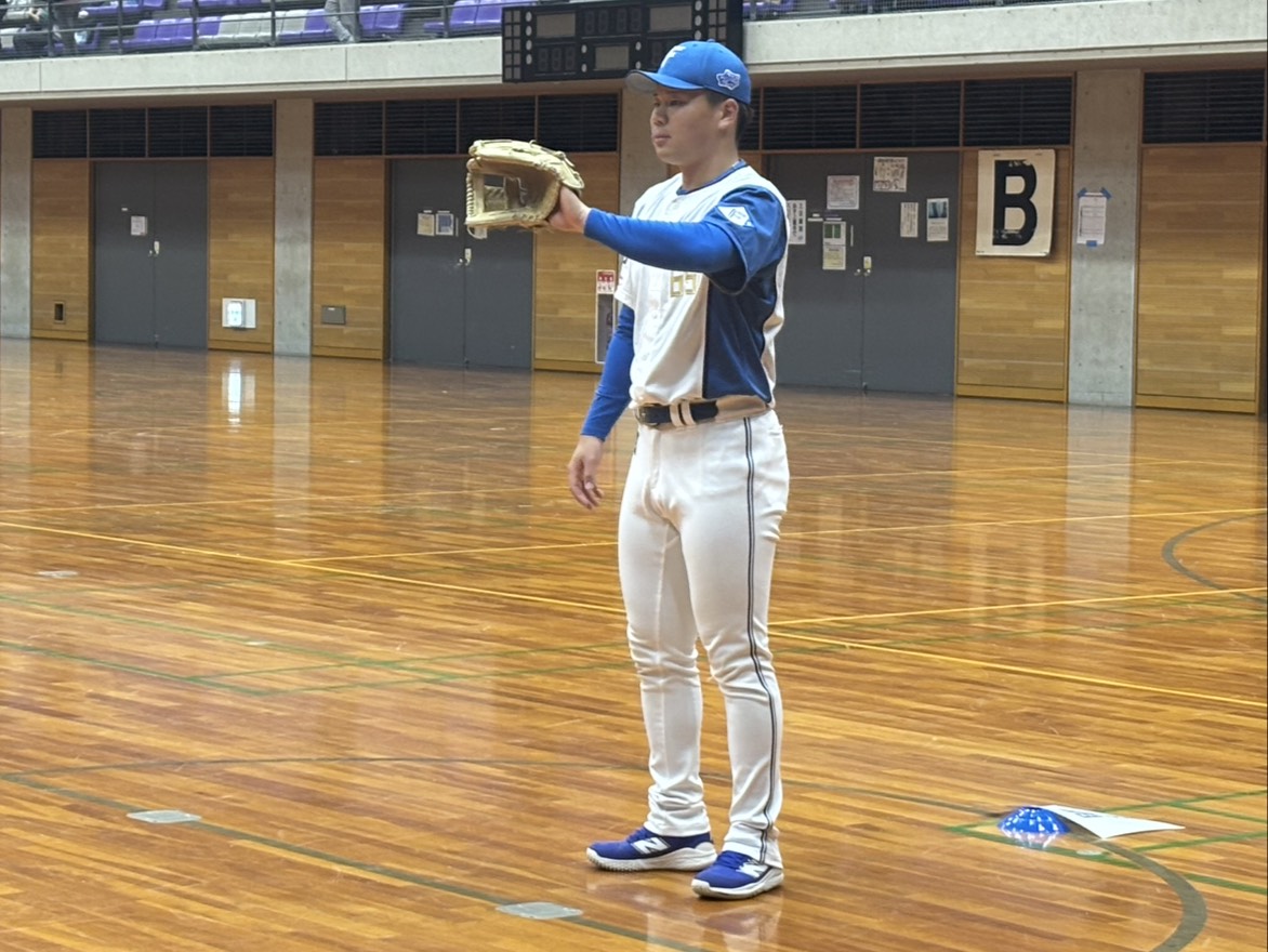 東大阪市主催、日本プロ野球選手会共催の「野球体験会」で、参加者の子どもたちとキャッチボールする日本ハム明瀬（撮影・塚本光）