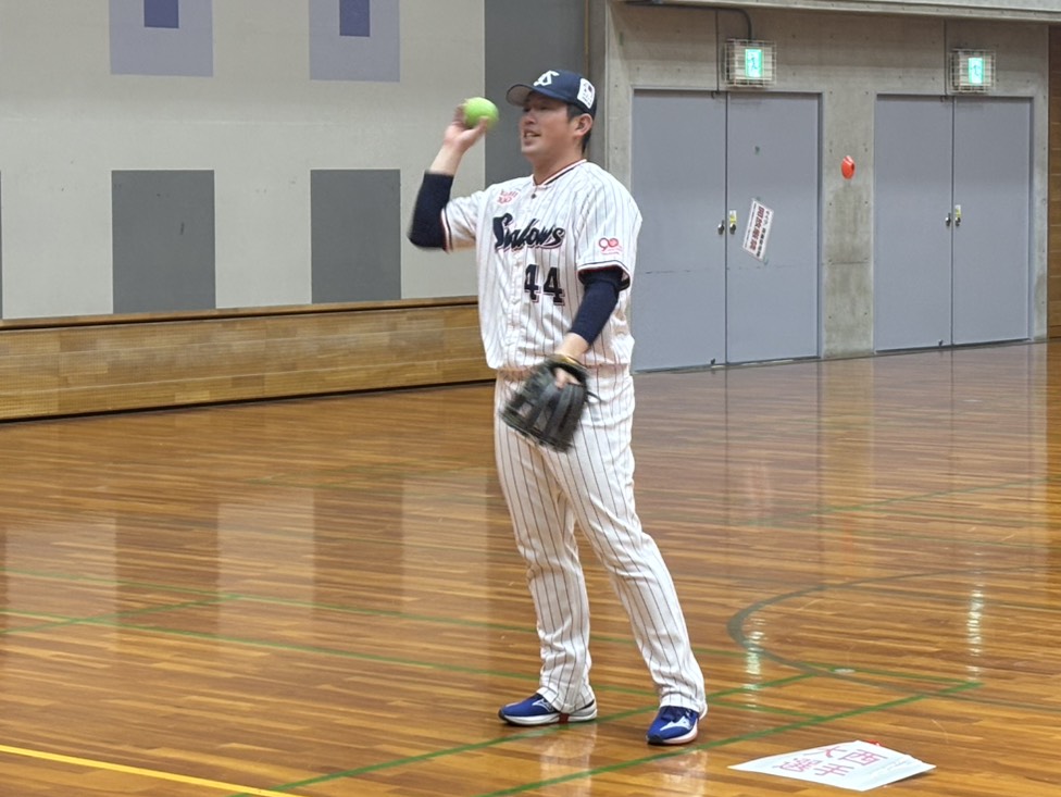 東大阪市主催、日本プロ野球選手会共催の「野球体験会」で、参加者の子どもたちとキャッチボールするヤクルト大西（撮影・塚本光）