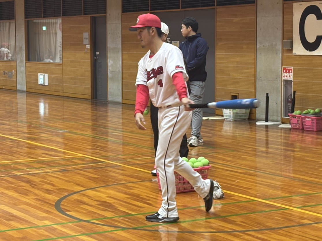 東大阪市主催、日本プロ野球選手会共催の「野球体験会」で、参加者の子どもたちにノックを打つ広島矢野（撮影・塚本光）