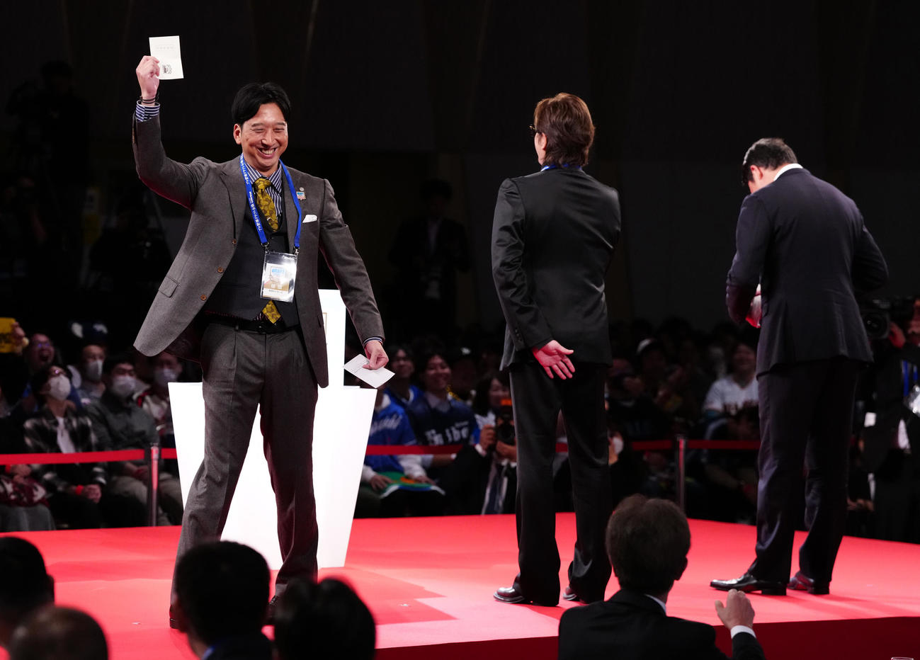 25年のドラフト会議で、創価大・立石の交渉権を引き当て、ガッツポーズする阪神藤川監督（左）。中央は日本ハム新庄監督、右は広島新井監督（2025年10月撮影）