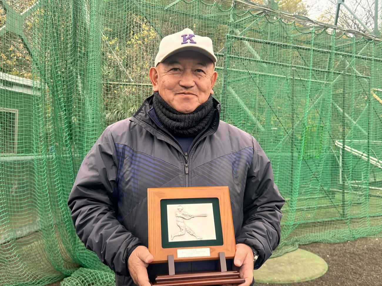 東京運動記者クラブのアマチュア野球分科会の特別賞を受けた慶大・堀井監督（撮影・平山連）