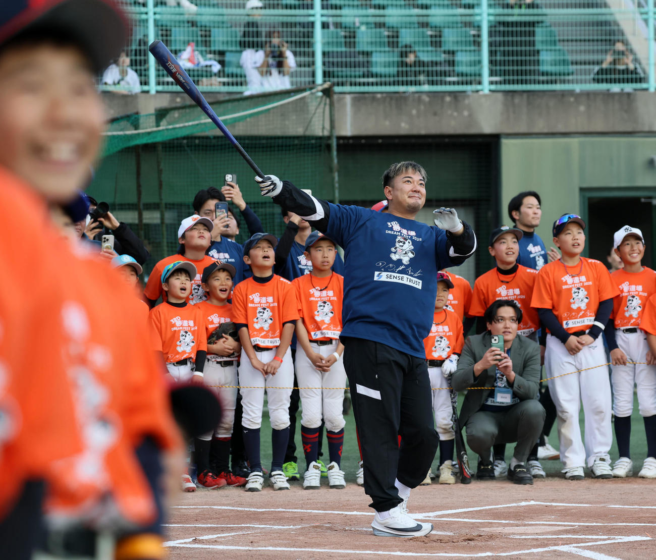 子どもたちの前で、ホームラン競争を行うオリックス森（撮影・加藤哉）