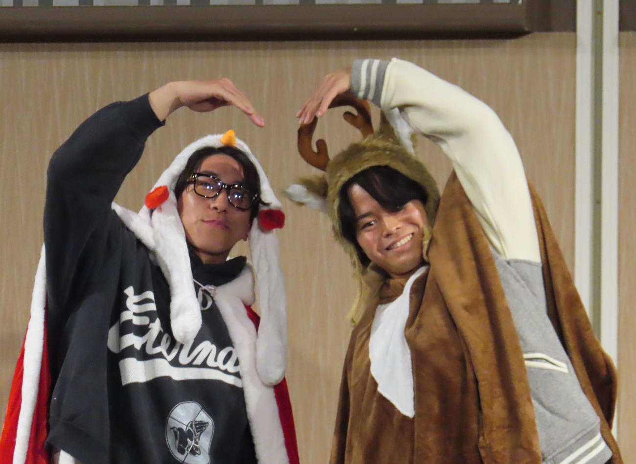 クリスマススペシャルトークショーに出演した巨人大勢（左）と中山（撮影・水谷京裕）
