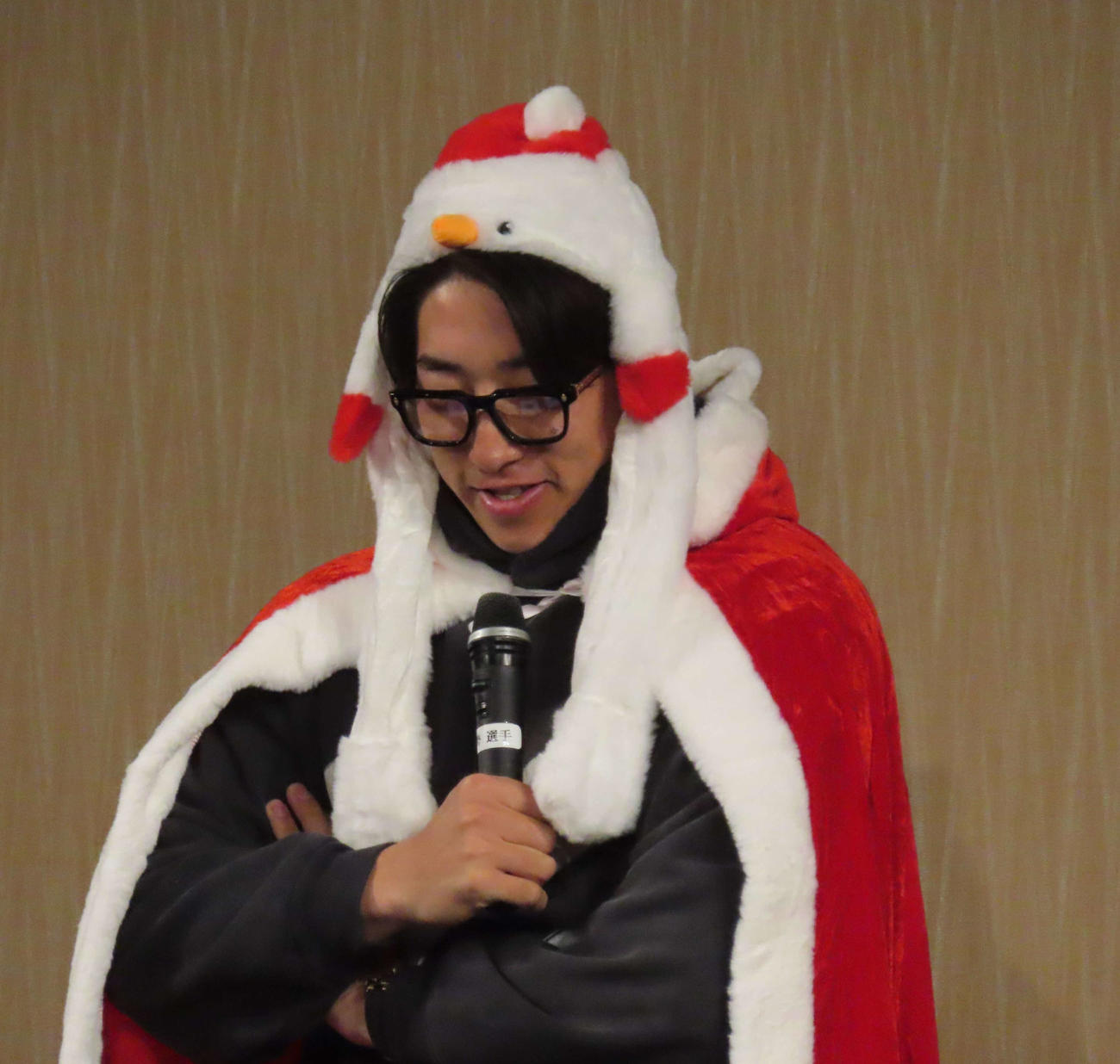クリスマススペシャルトークショーに出演し、サンタのコスプレを披露した巨人大勢（撮影・水谷京裕）