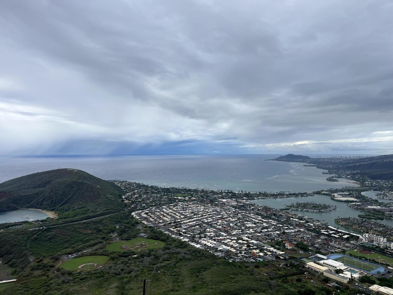 阪神大竹がココヘッド頂上に到着し、しばらくして晴れ間が見えた山頂からの光景（撮影・磯綾乃）