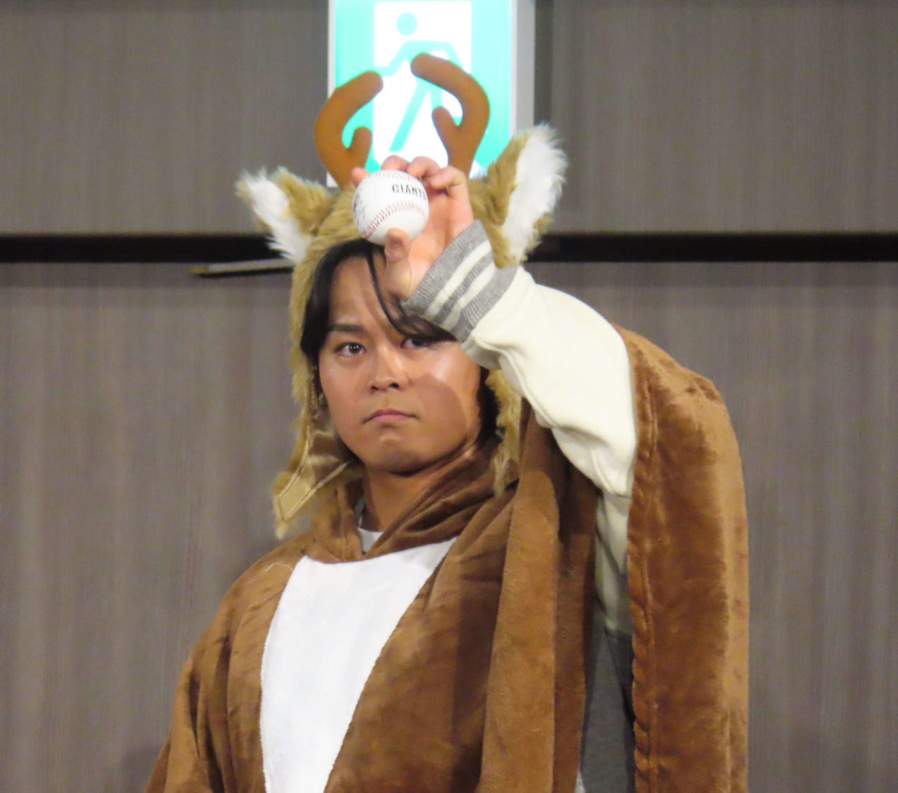 クリスマススペシャルトークショーに出演し、トナカイのコスプレ姿を披露した巨人中山（撮影・水谷京裕）