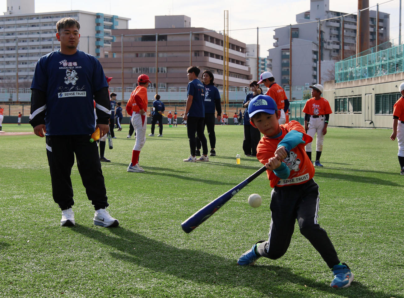 子どもたちのティー打撃を見守るオリックス森（撮影・加藤哉）