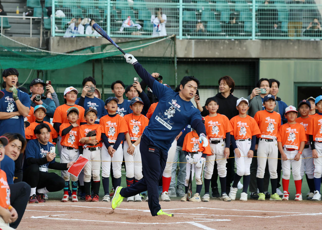 子どもたちの前でホームラン競争を行う中日根尾（撮影・加藤哉）