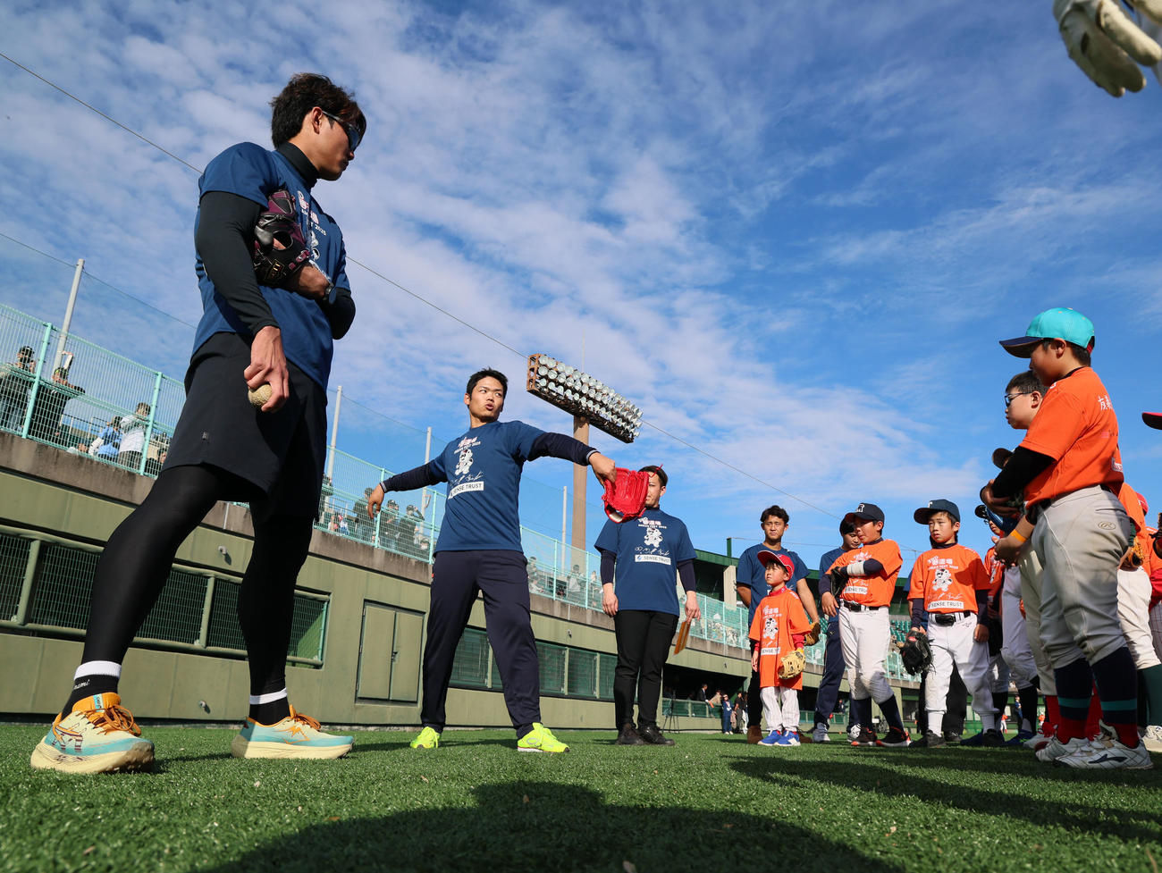 第3回夢道場ドリームフェスタ2025に参加した中日根尾（左から2人目）は子供たちを前にキャッチボールの説明をする。左端はDeNA藤浪（撮影・加藤哉）