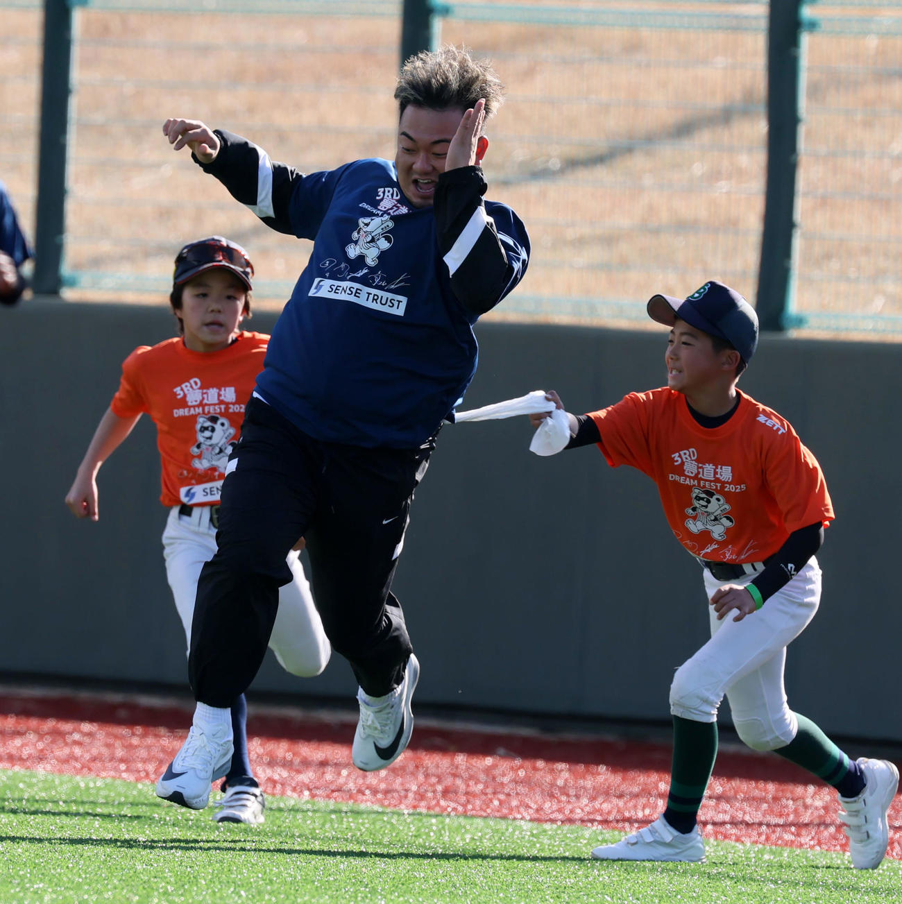 第3回夢道場ドリームフェスタ2025に参加し外野を走るオリックス森は鬼ごっこで着けていた尻尾を子どもたちに奪われる（撮影・加藤哉）