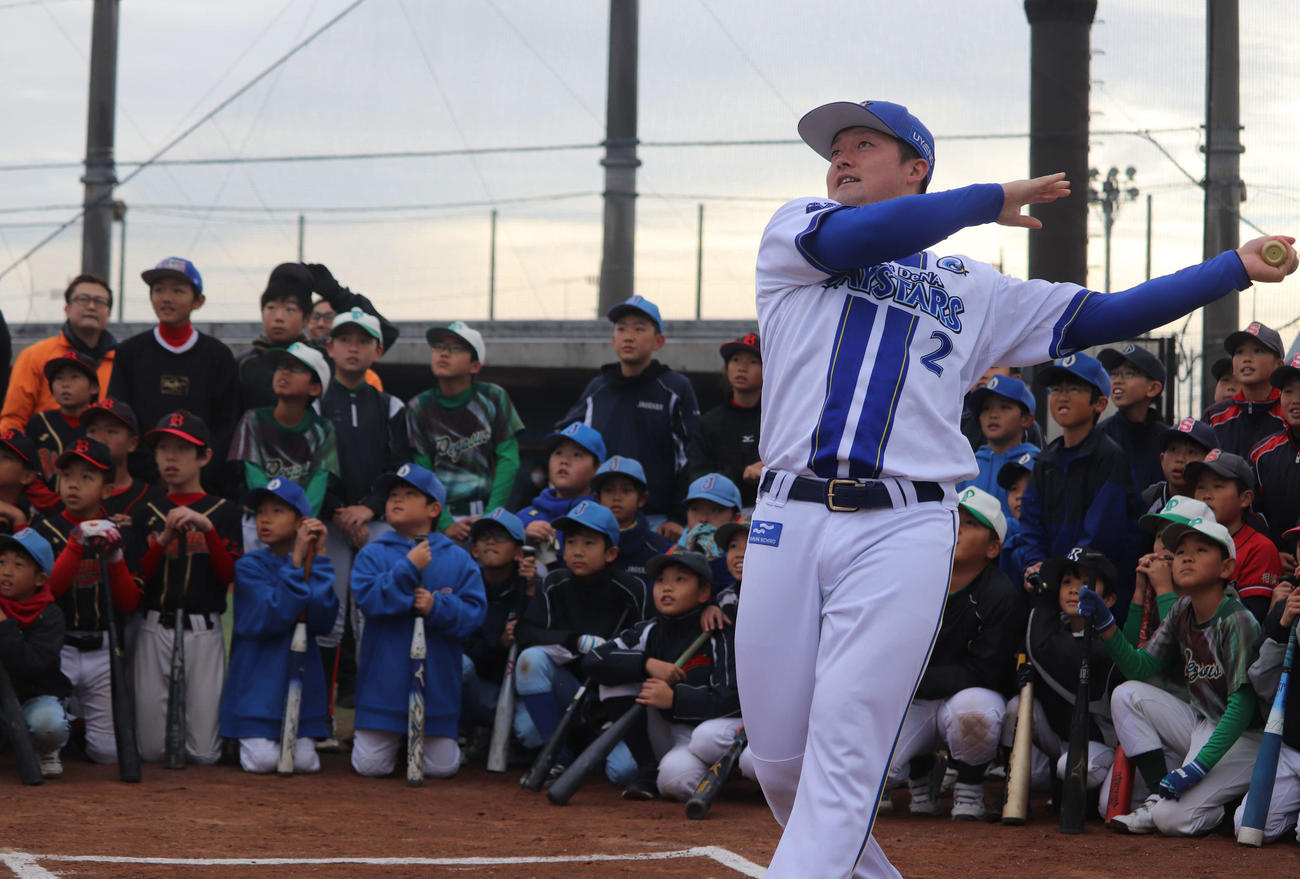 野球教室のロングティーで柵越え本塁打を放つDeNA牧（撮影・小早川宗一郎）