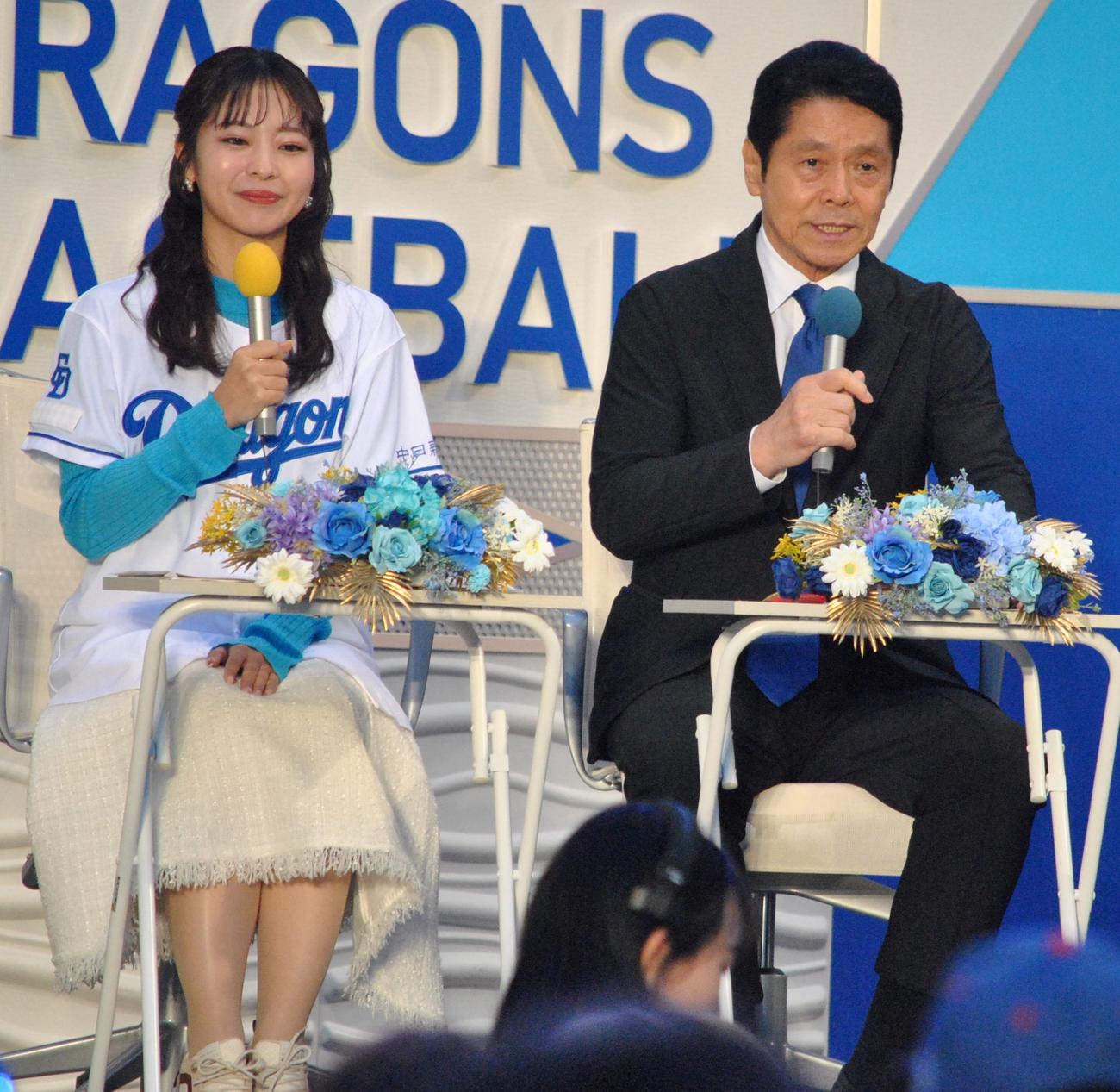 37年間MCを務めた東海テレビ「ドラHOTプラス」を卒業する峰竜太（右）。左は東海テレビ篠田愛純アナウンサー