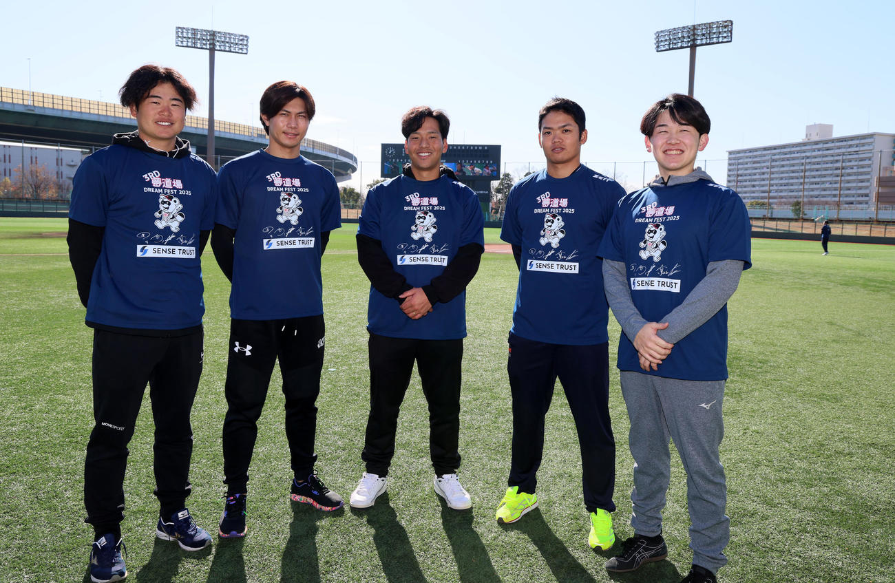 第3回夢道場ドリームフェスタ2025に集結した、18年春夏制連覇の大阪桐蔭OB5人衆。左からNTT西日本の小泉、ロッテ藤原、東京ガス中川、中日根尾、青地さん（撮影・加藤哉）