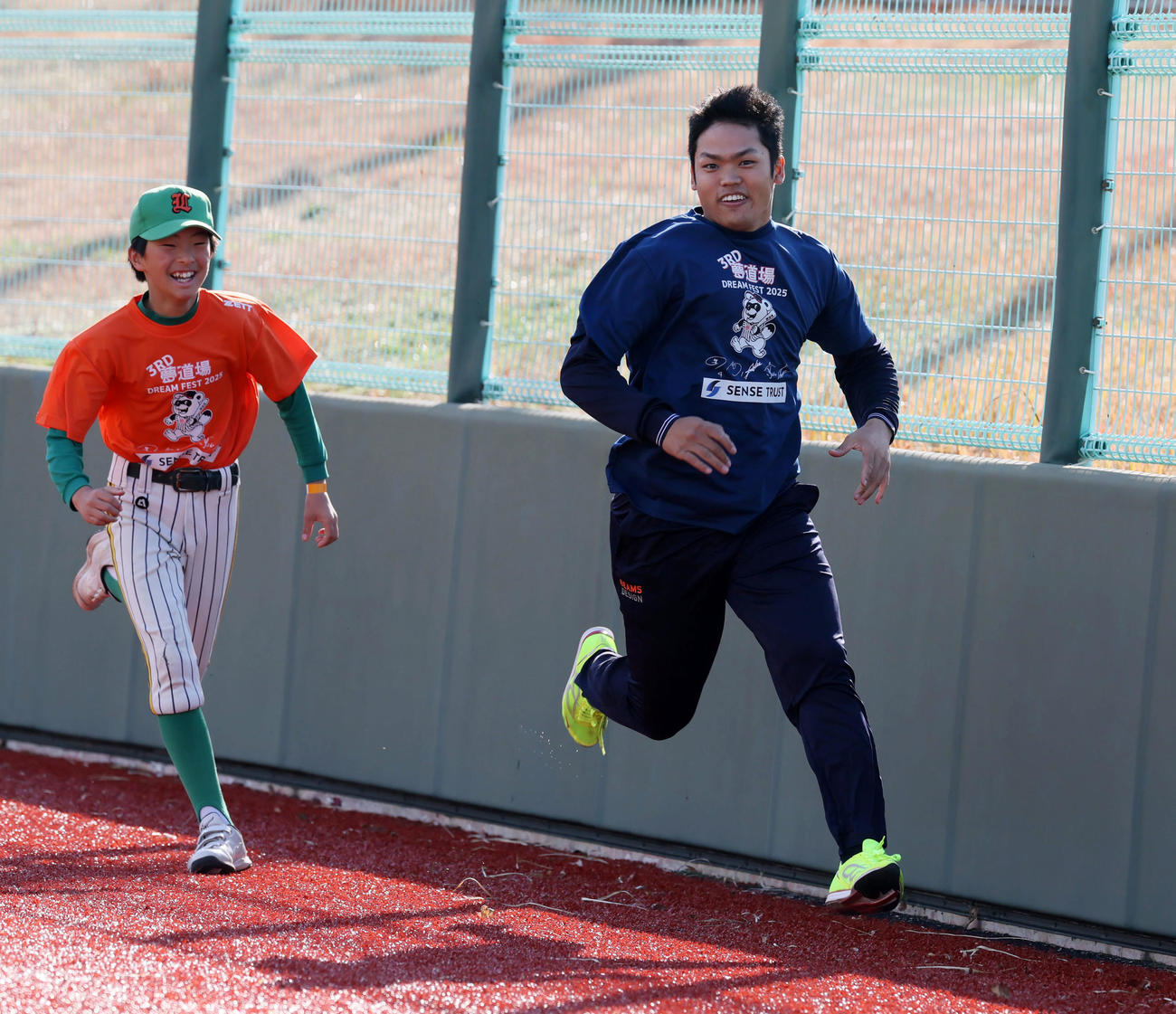 第3回夢道場ドリームフェスタ2025に参加した中日根尾は尻尾取り鬼ごっこで子どもたちから逃げ回る（撮影・加藤哉）