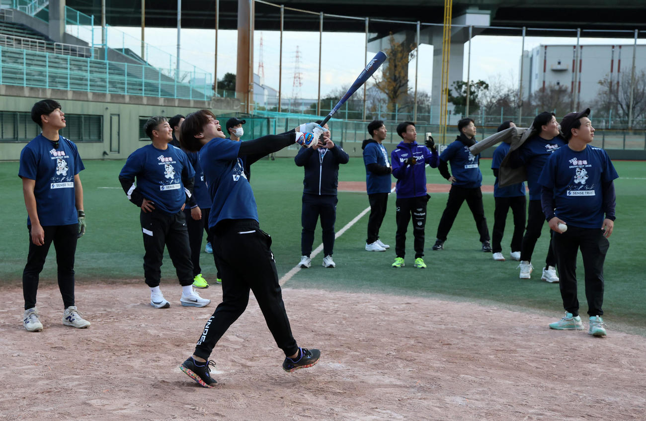 第3回夢道場ドリームフェスタ2025に参加しホームラン競争で1本も柵越えの無かったロッテ藤原はイベント終了後に”おかわり”ティー打撃を行いしっかりスタンドインの打球を放つ（撮影・加藤哉）