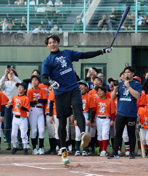 中日】根尾昂が大阪桐蔭OB野球教室で本塁打競争1位「第2の故郷