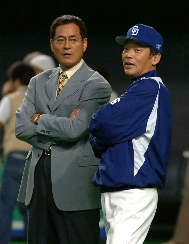 05年7月12日、試合前に談笑する中畑清氏（左）と中日落合監督（05年７月12日撮影）