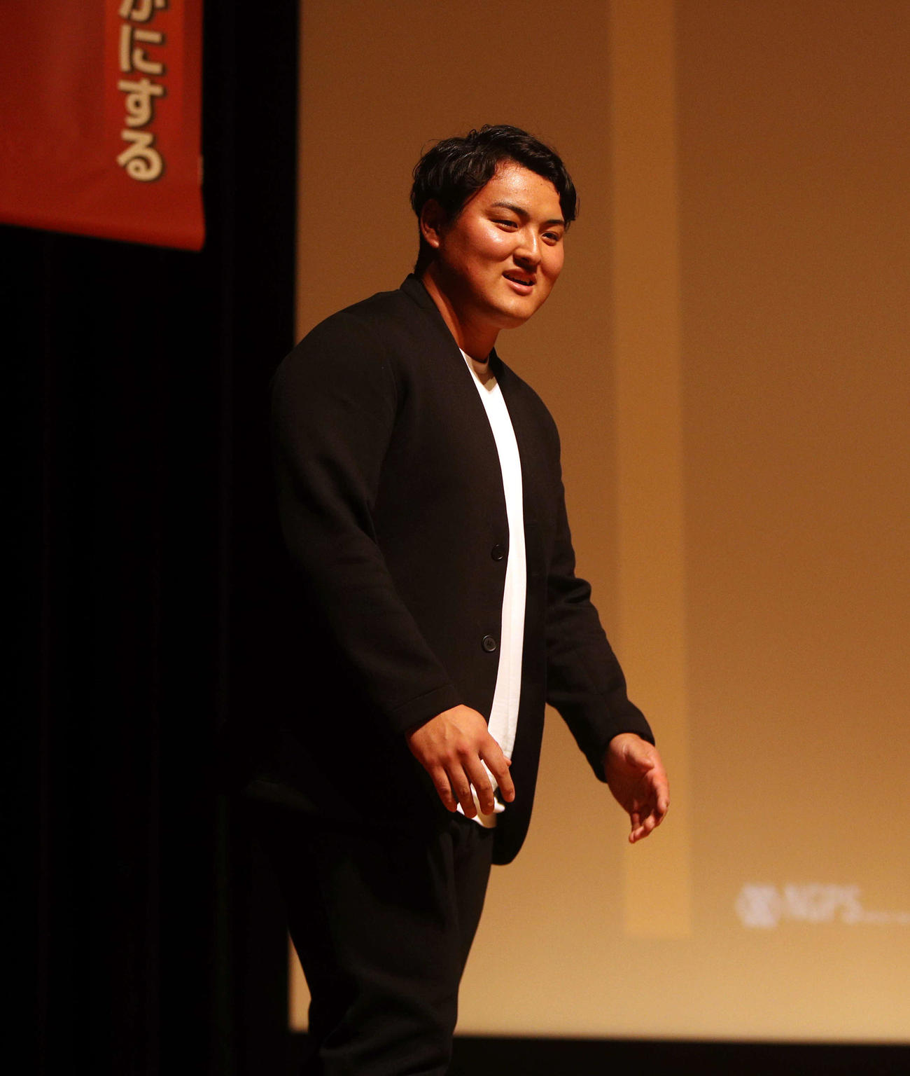 舞台袖から登場した米スタンフォード大・佐々木（撮影・木村有優）