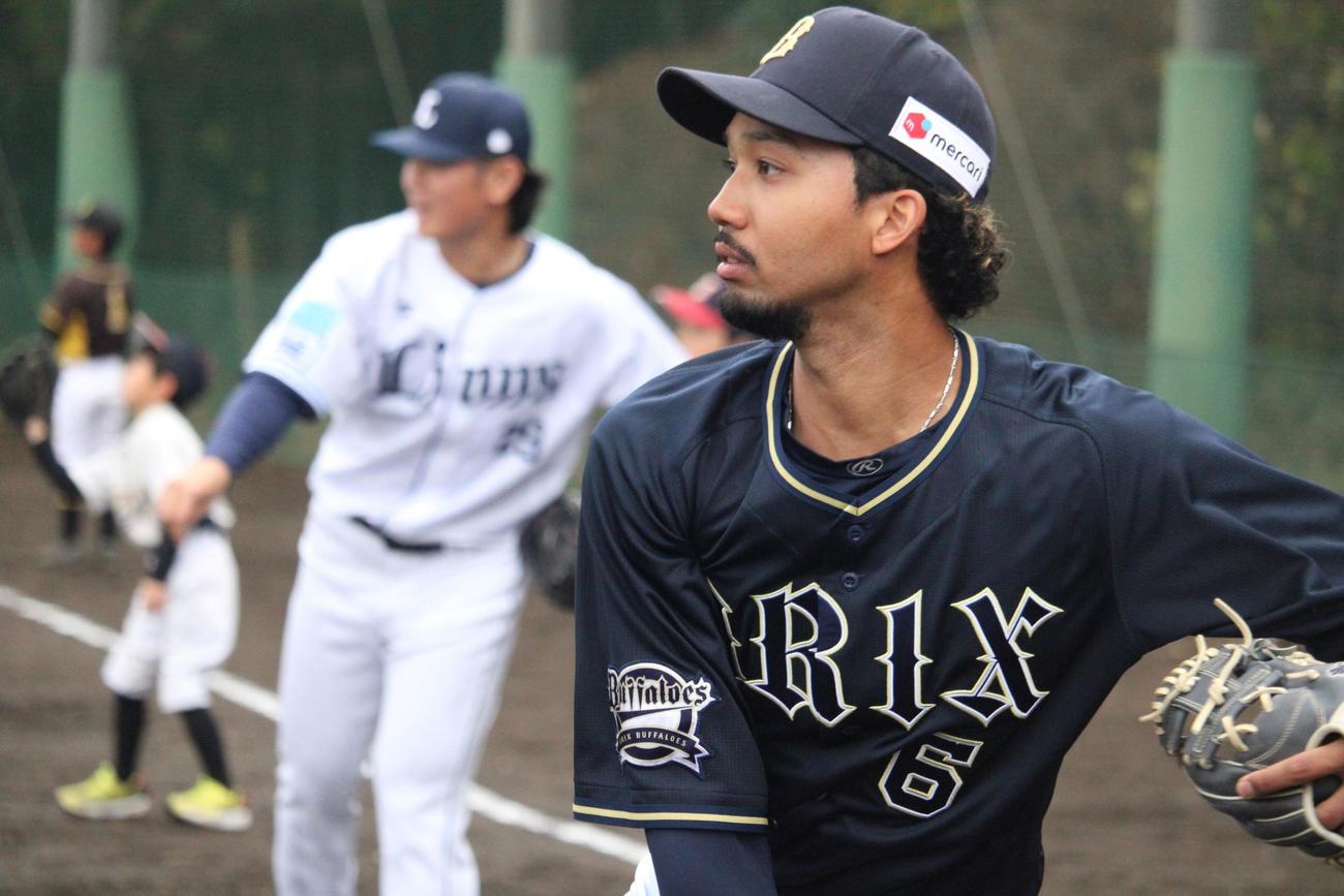 小学生相手にやや強めの球筋で投げるオリックス宗（撮影・金子真仁）