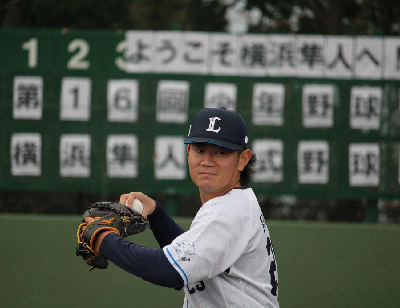 母校横浜隼人で少年野球教室に参加した西武青山（撮影・金子真仁）