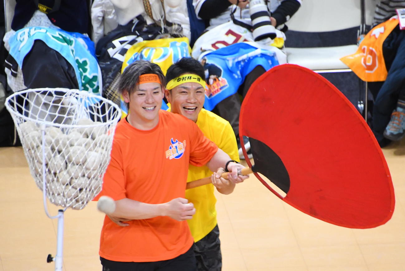 「岡島体育祭」に参加した楽天則本（右）と伊藤裕（撮影・山田愛斗）