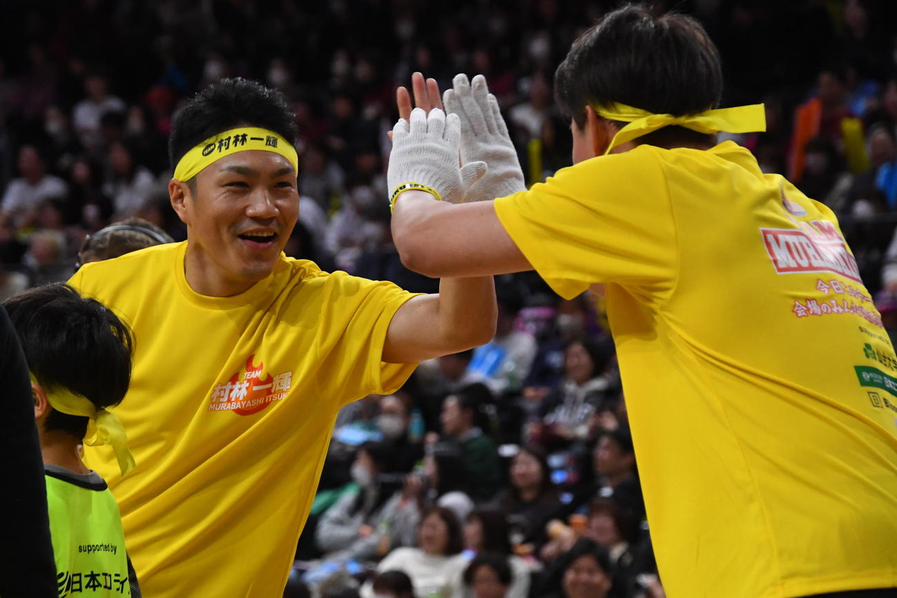 「岡島体育祭」に参加し綱引きで勝利してハイタッチする楽天則本（左）と藤平（撮影・山田愛斗）