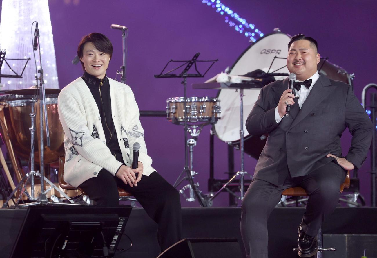 音楽イベントで歌手のBigfumi（右）とのトークショーで笑顔の日本ハム山崎（撮影・黒川智章）