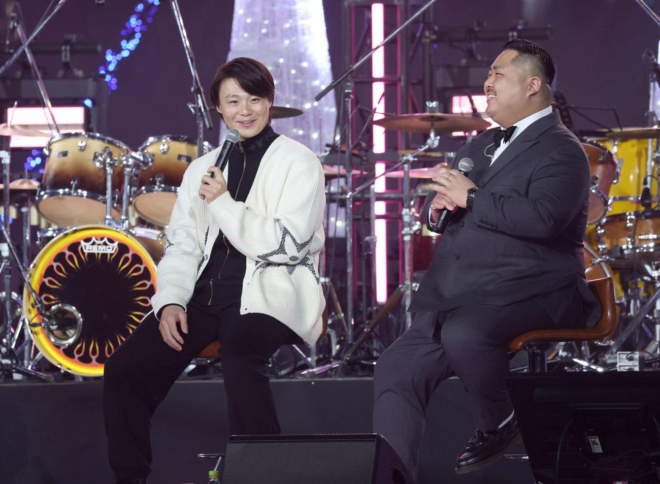音楽イベントで歌手のBigfumi（右）とのトークショーで笑顔の日本ハム山崎（撮影・黒川智章）