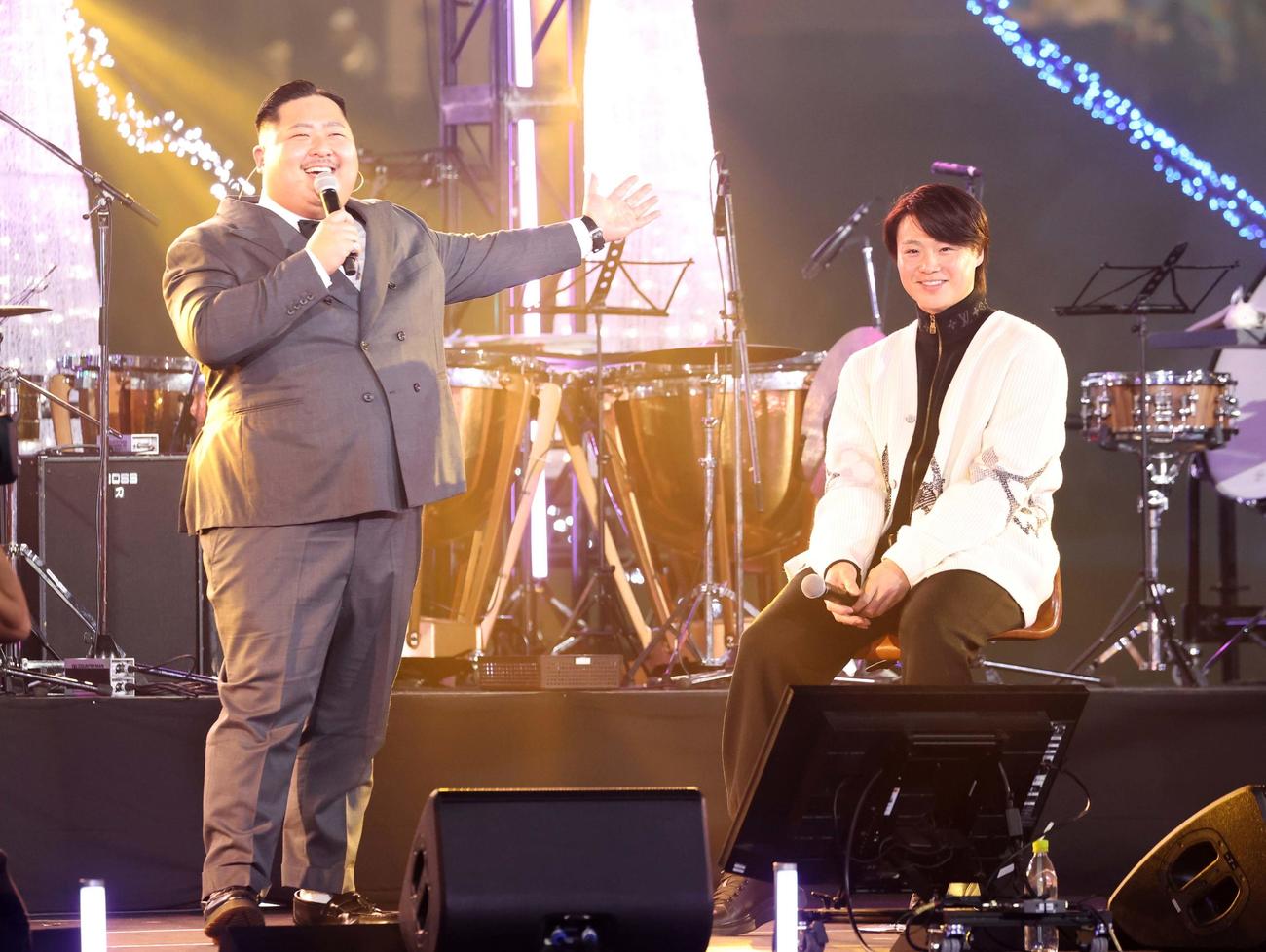 音楽イベントで歌手のBigfumi（左）の歌を聴く日本ハム山崎（撮影・黒川智章）