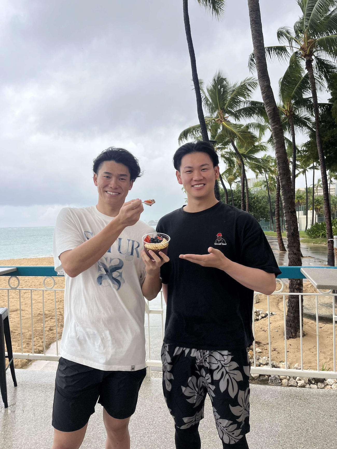 大好物のアサイーボウルを手に笑顔の湯浅と及川（右）（撮影・磯綾乃）