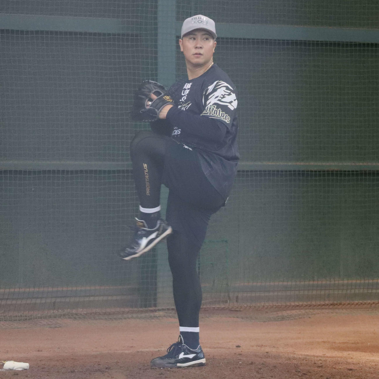 右肘手術後初めてブルペン入りしたオリックス古田島（撮影・村松万里子）