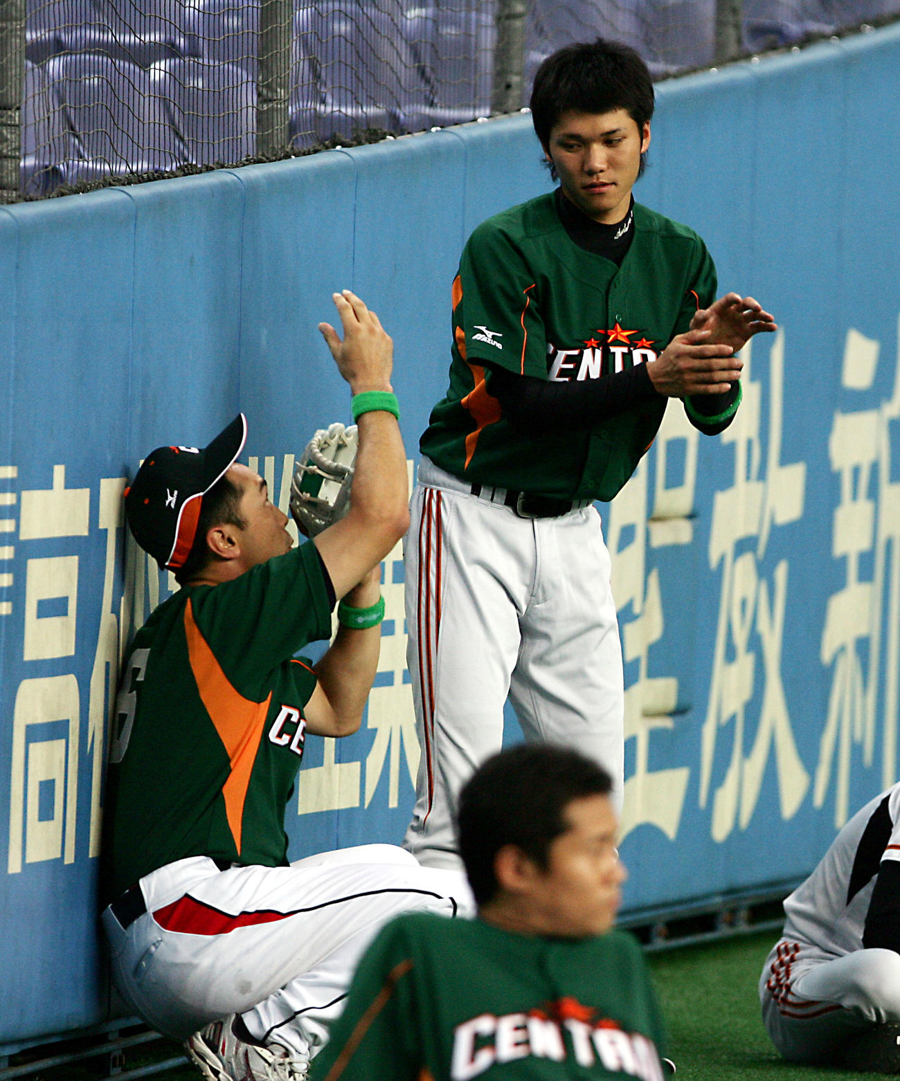 08年7月、球宴に選ばれた巨人坂本（右）はヤクルト宮本に守備のアドバイスを受ける