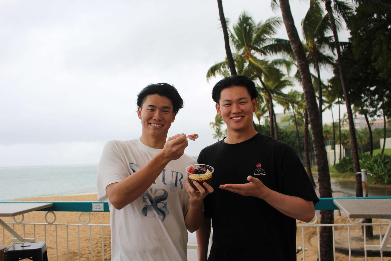 大好物のアサイーボウルを手に笑顔の湯浅（左）と及川（撮影・磯綾乃）