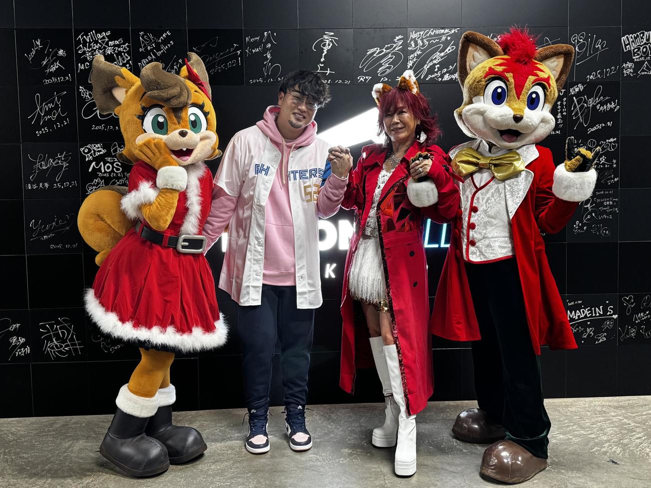 エスコンフィールドで開催された「みんなのXmas音楽祭」で2年連続の共演を果たした大黒摩季と日本ハム池田隆英投手