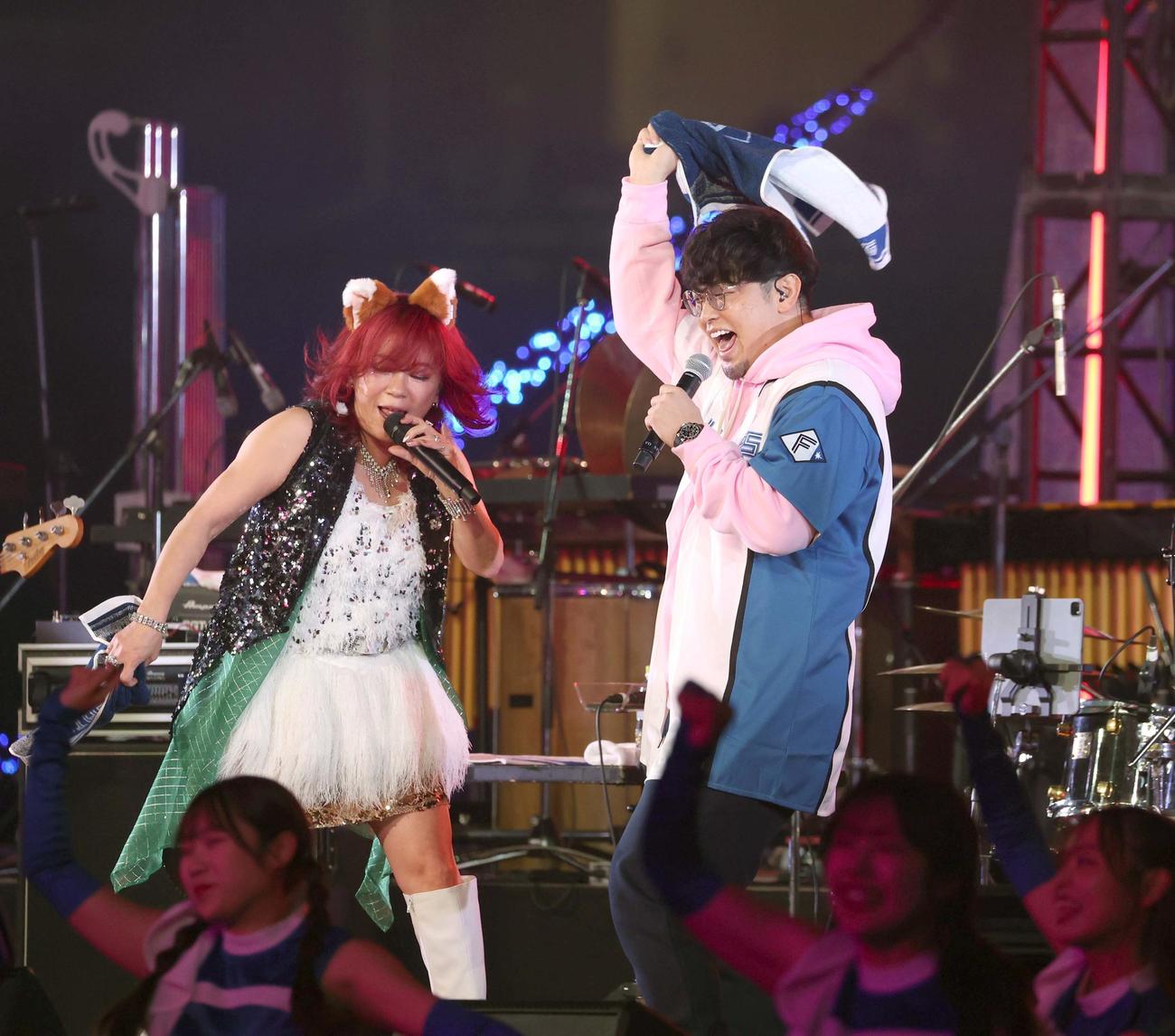 音楽イベントで大黒摩季（左）と熱唱する日本ハム池田（撮影・黒川智章）