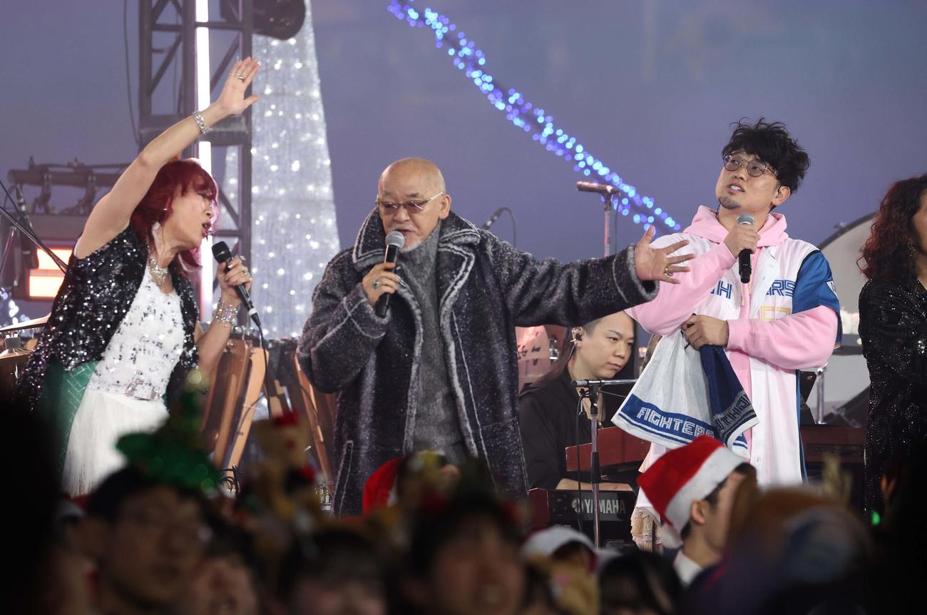音楽イベントで左から大黒摩季、松山千春と「大空と大地の中で」を熱唱する日本ハム池田（撮影・黒川智章）