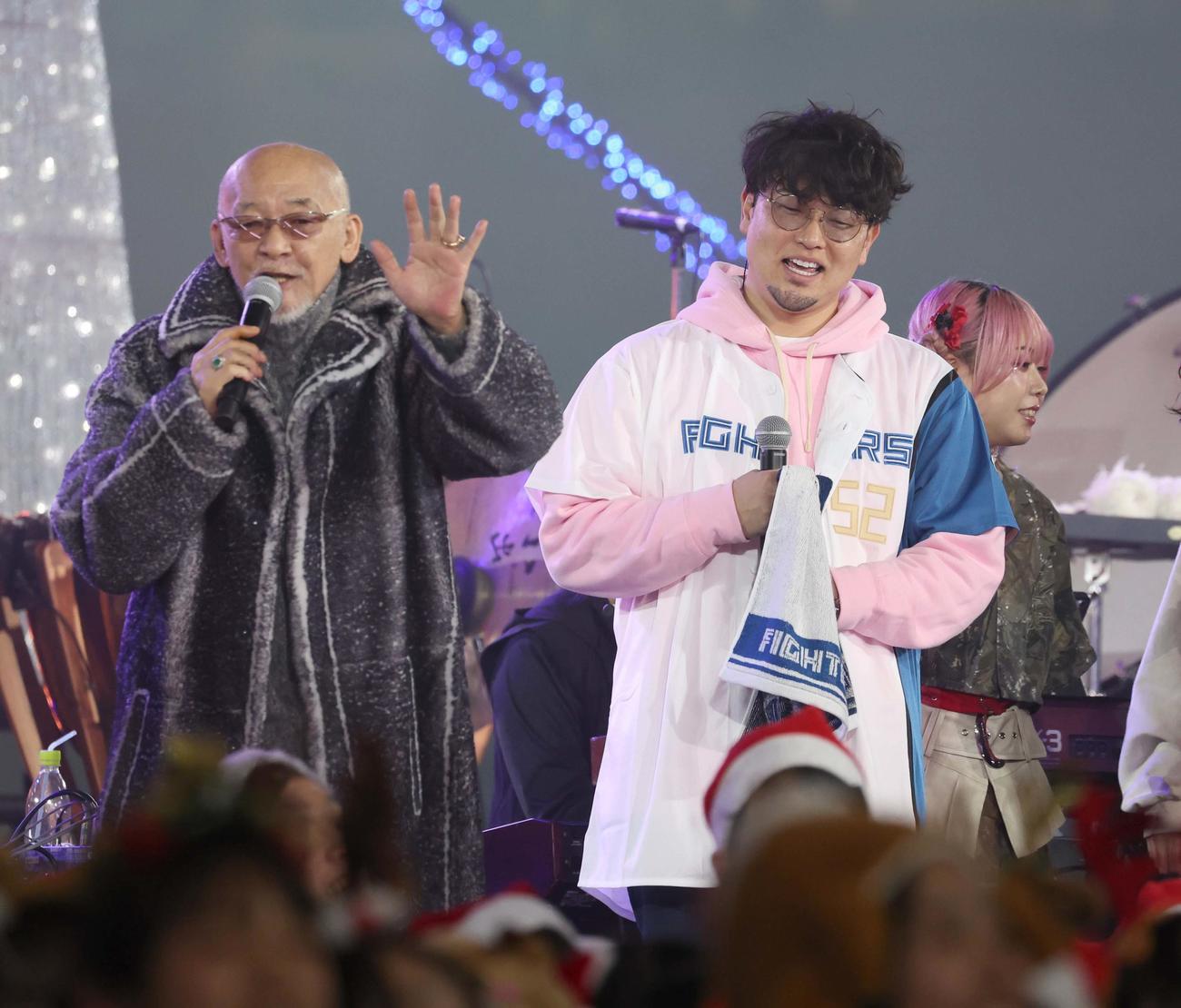 音楽イベントで松山千春（左）と「大空と大地の中で」を熱唱する日本ハム池田（撮影・黒川智章）