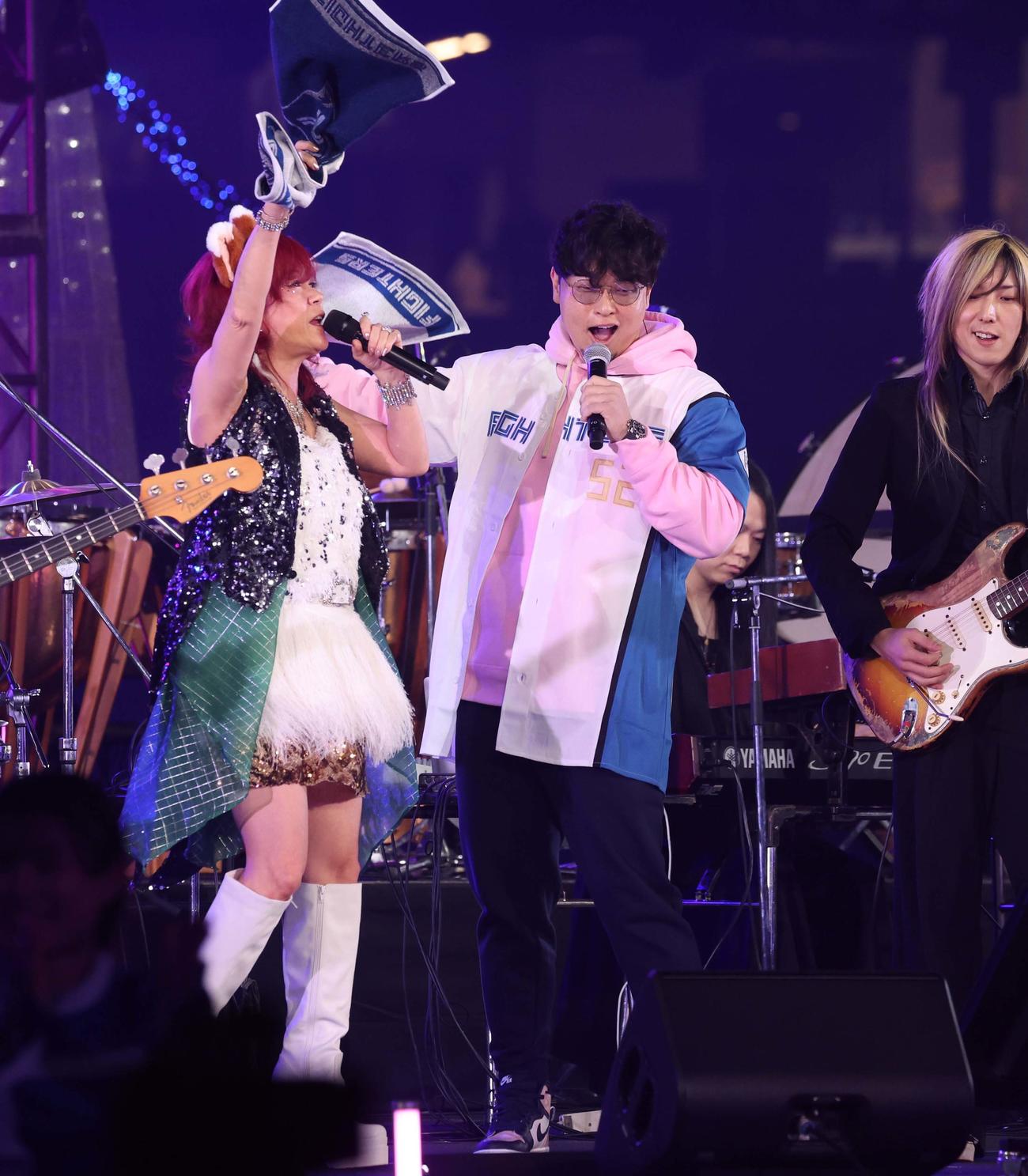 音楽イベントで大黒摩季（左）と熱唱する日本ハム池田（撮影・黒川智章）