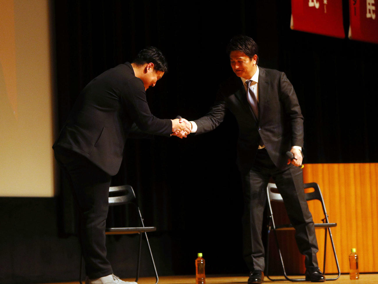 壇上で握手をかわす米スタンフォード大・佐々木（左）と元巨人監督の高橋氏（撮影・木村有優）