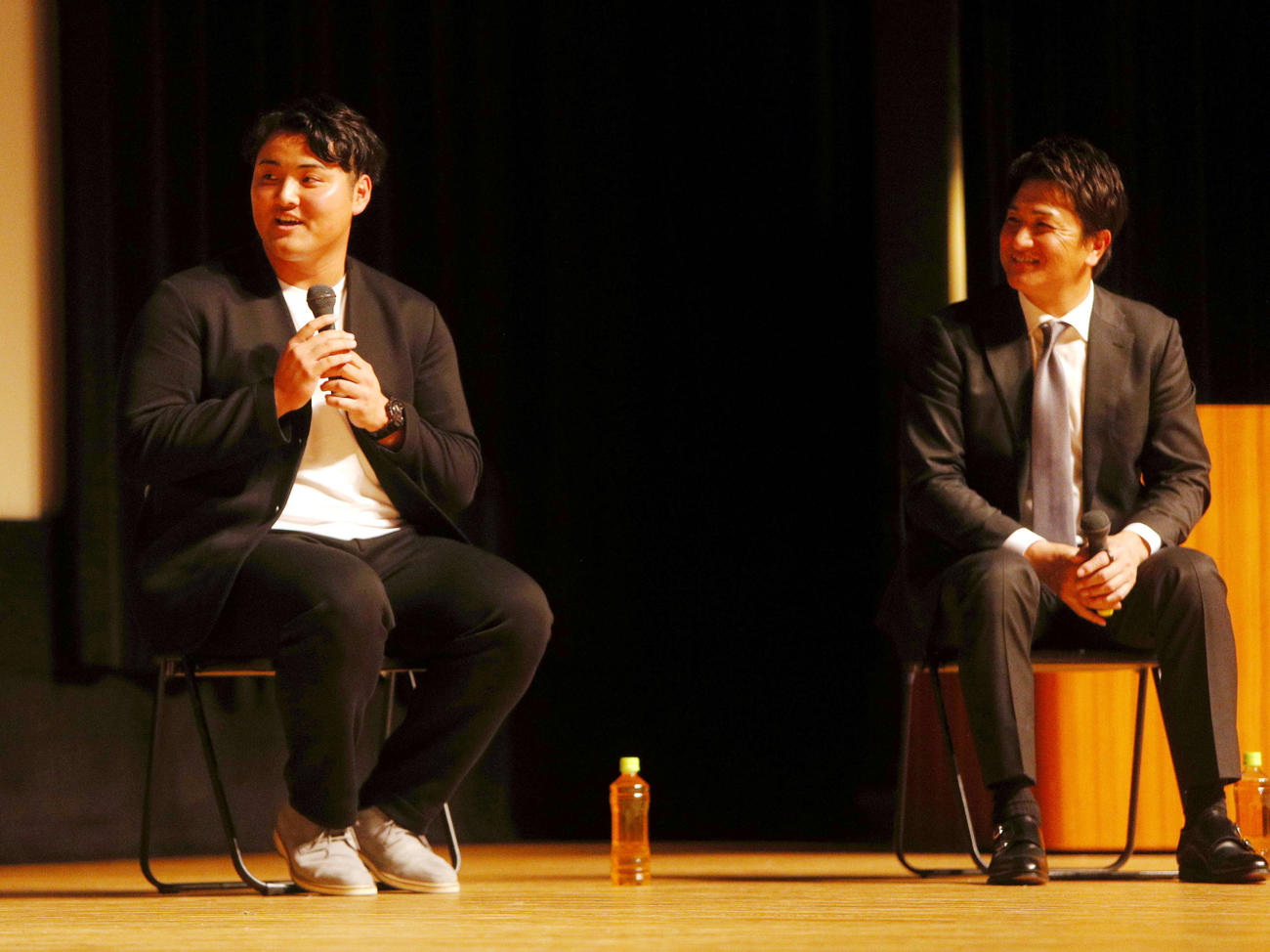 トークショーで笑顔を見せる米スタンフォード大・佐々木。右は高橋氏（撮影・木村有優）