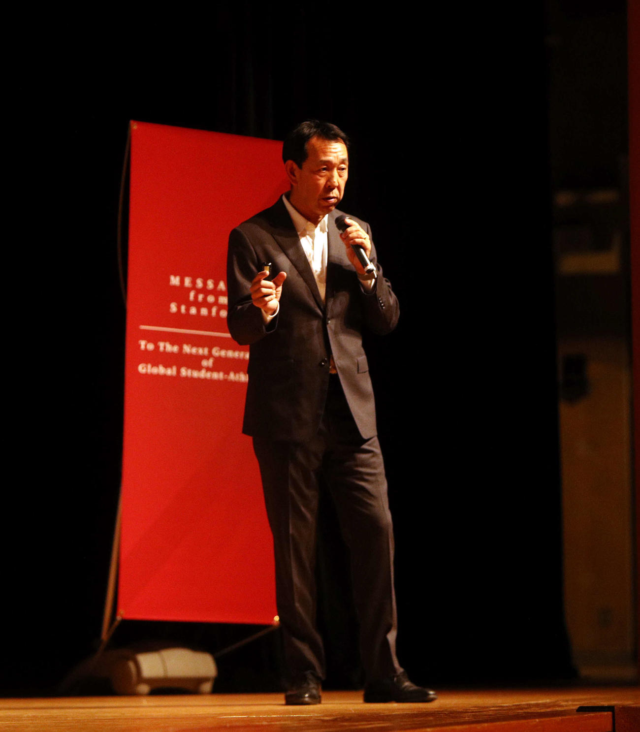 講演する米スタンフォード大・山田スポーツ医局アソシエイトディレクター（撮影・木村有優）